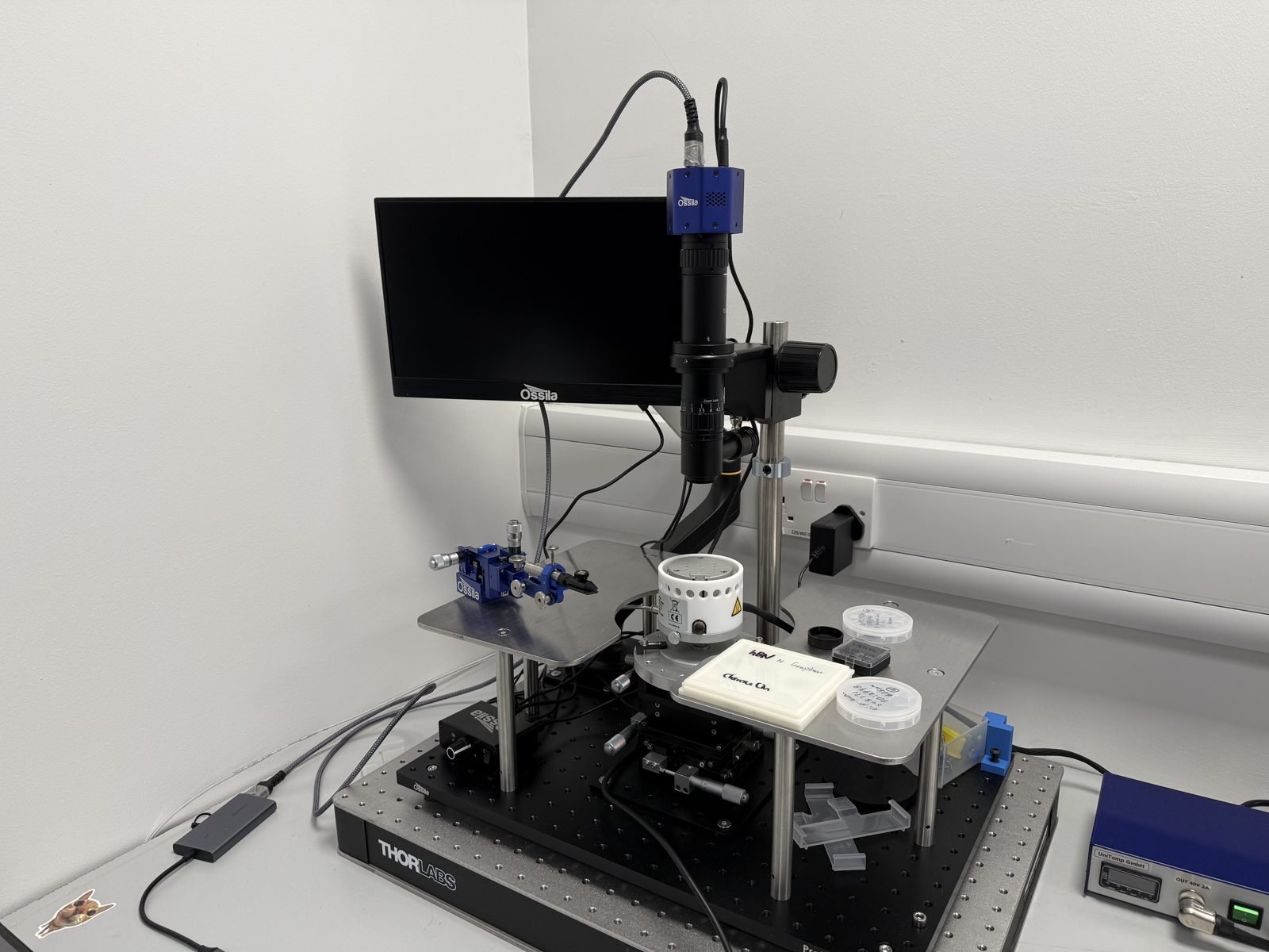 2D material transfer station with microscope camera, heated stage and micromanipulator