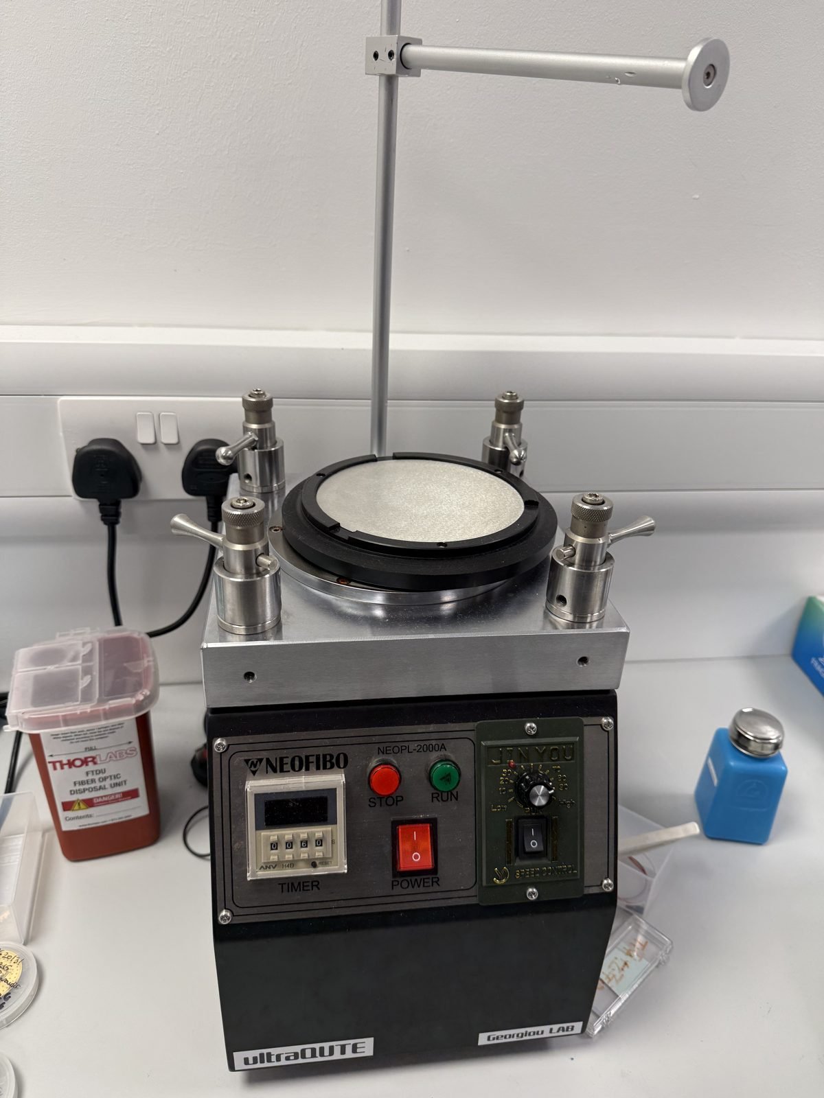 Fibre polishing machine with its polishing plate and fibre holder posts