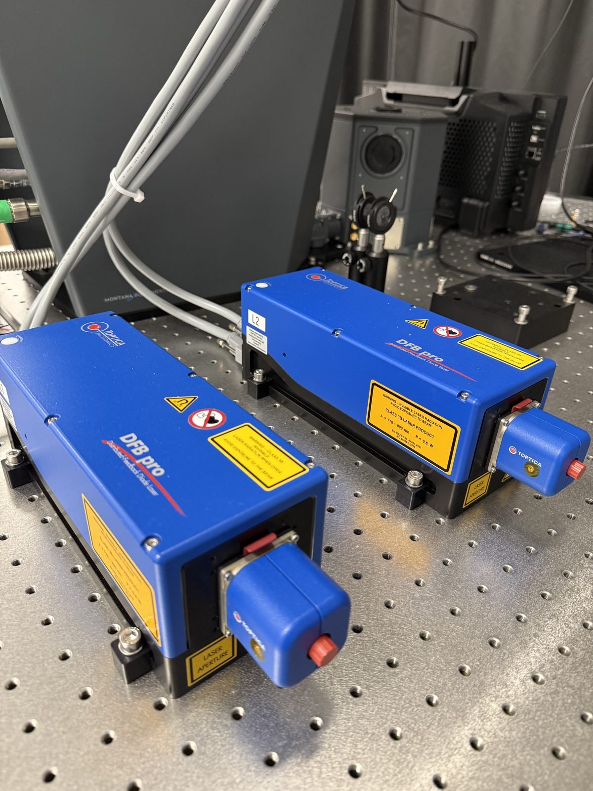 Two TOPTICA DFB pro diode lasers on the optical table, used for continuous-wave THz generation